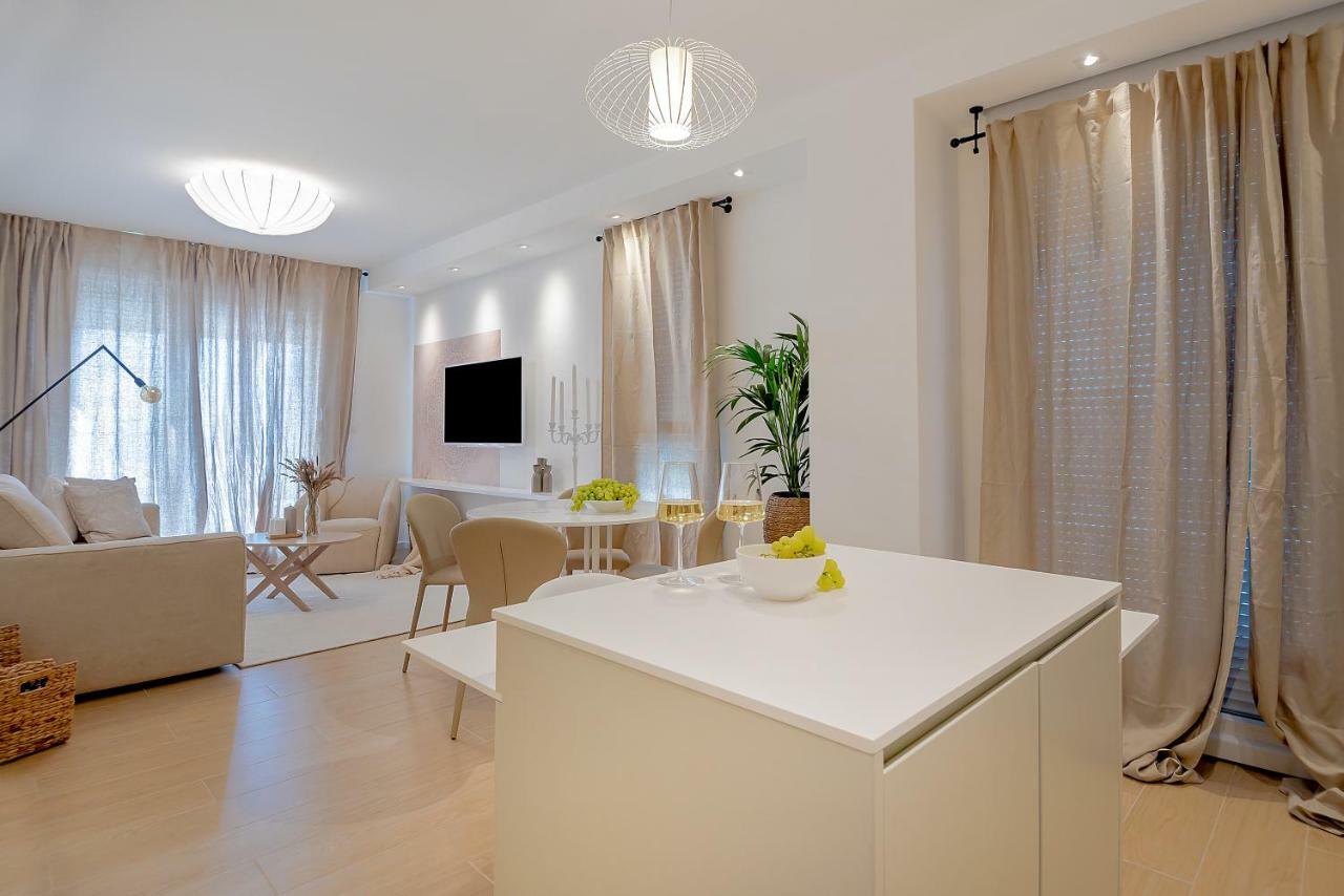 The Pleasurist - Apartment With Private Heated Pool And Terrace Сплит Екстериор снимка